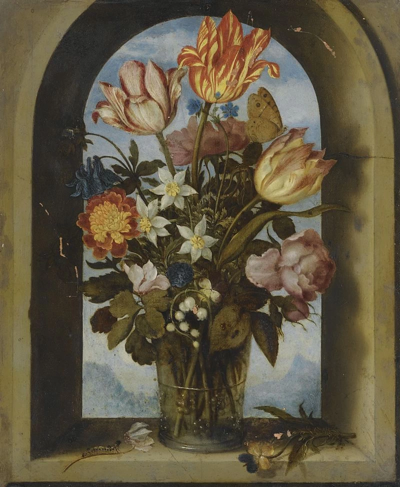 Bouquet in una finestra ad arco